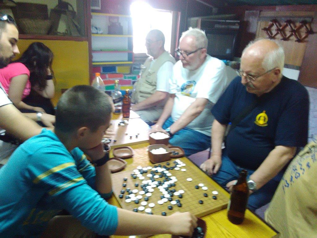 Slovak guests play with my pupils in the Go club (May 2017)